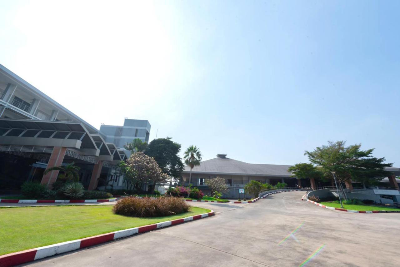 Uniland Golf & Resort Nakhon Pathom Exterior photo